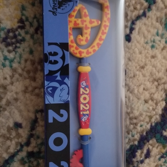 Disney Mickey 2021 collectible key - Picture 2 of 2